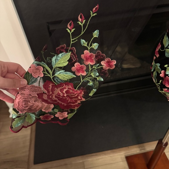 🖤 VENUS Black Floral Embroidered Mesh Sleeve Blouse – Size M - Picture 4 of 11